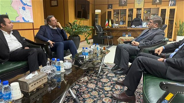 تأکید بر شتاببخشی پروژههای ریلی آذربایجانغربی در نشست استاندار با مدیرعامل راهآهن